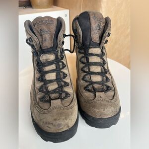 Columbia Women’s Waterproof Hiking Boots Brown Leather Size 9.5 Trail Ready